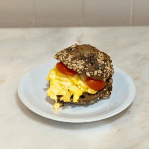 Bolinha de centeio c/ ovos biológicos mexidos, folhas sazonais biológicas e tomate cherry