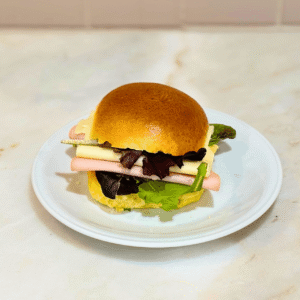 Brioche c/fiambre de peru e queijo