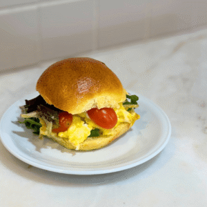 Brioche c/ovos biológicos mexidos e tomate cherry